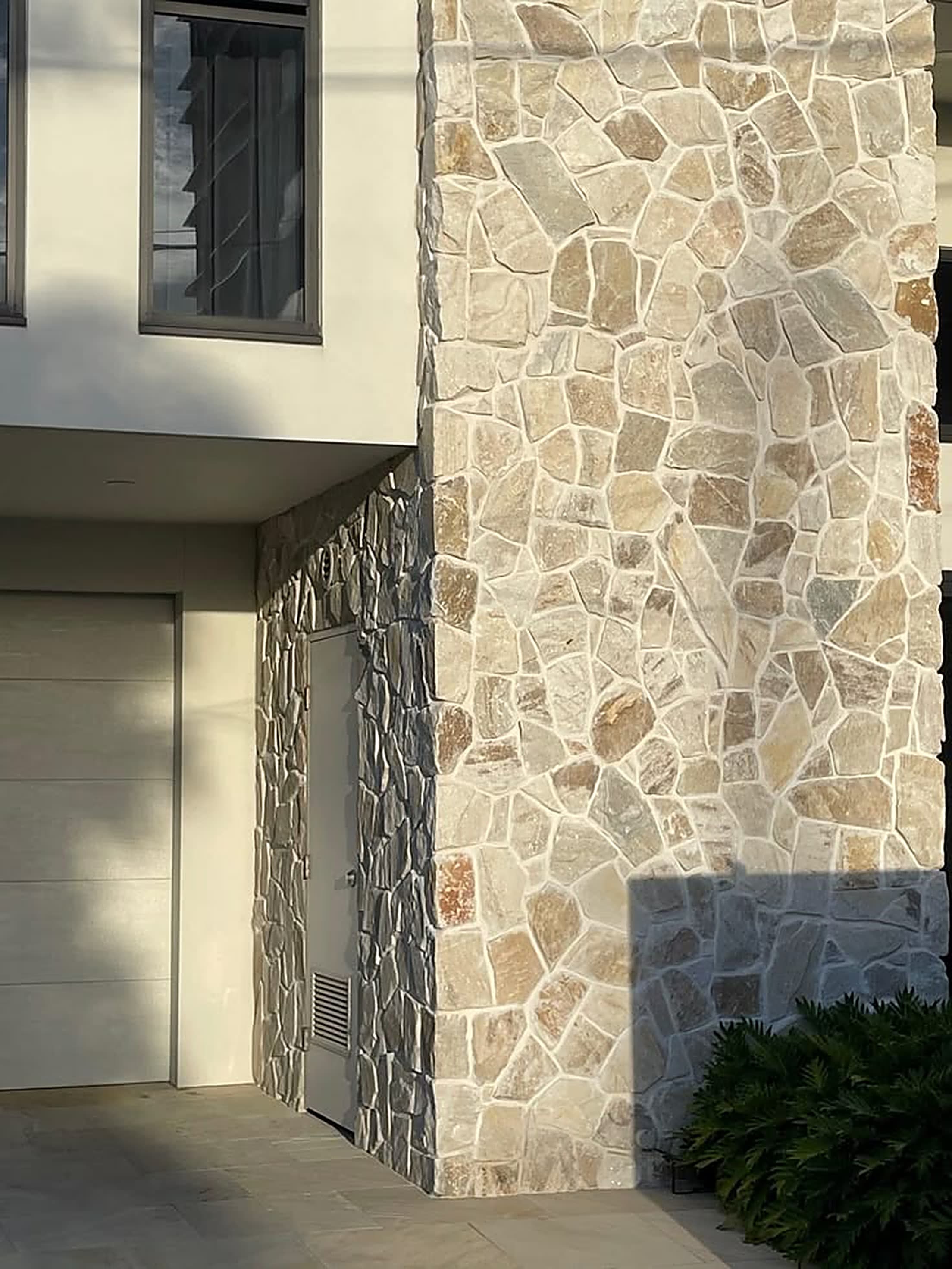 Rockface dogal tas kaplama dokusu - villa kosesi ve tas kapli kolon